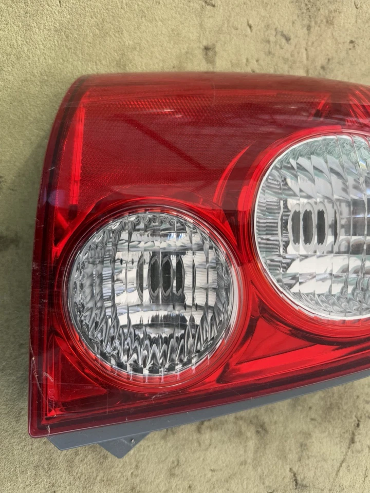 Conjunto de luz trasera izquierda del lado del conductor Mazda Protege 5 2002-2003  Foto 2 de 4