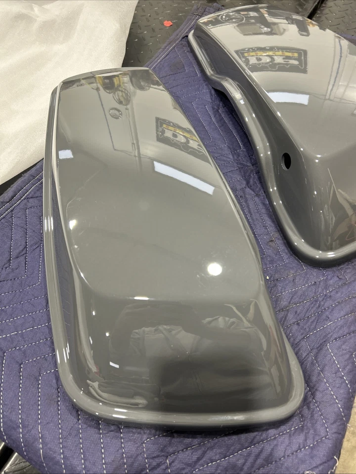 Cubierta superior gris para bolsa de sillín con tapas de alforjas apta para Harley Touring 2014 en adelante Foto 2 de 4