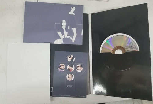 ITZY - Cheshire: Version A, B and C - Picture 4 of 5