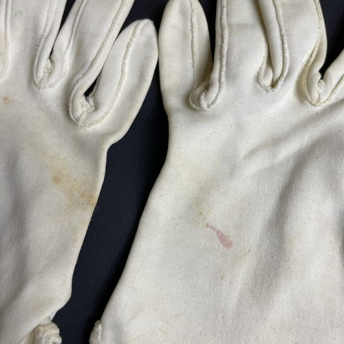 Vintage ladies gloves 2 pair Wrist Length White Soft - Picture 13 of 13
