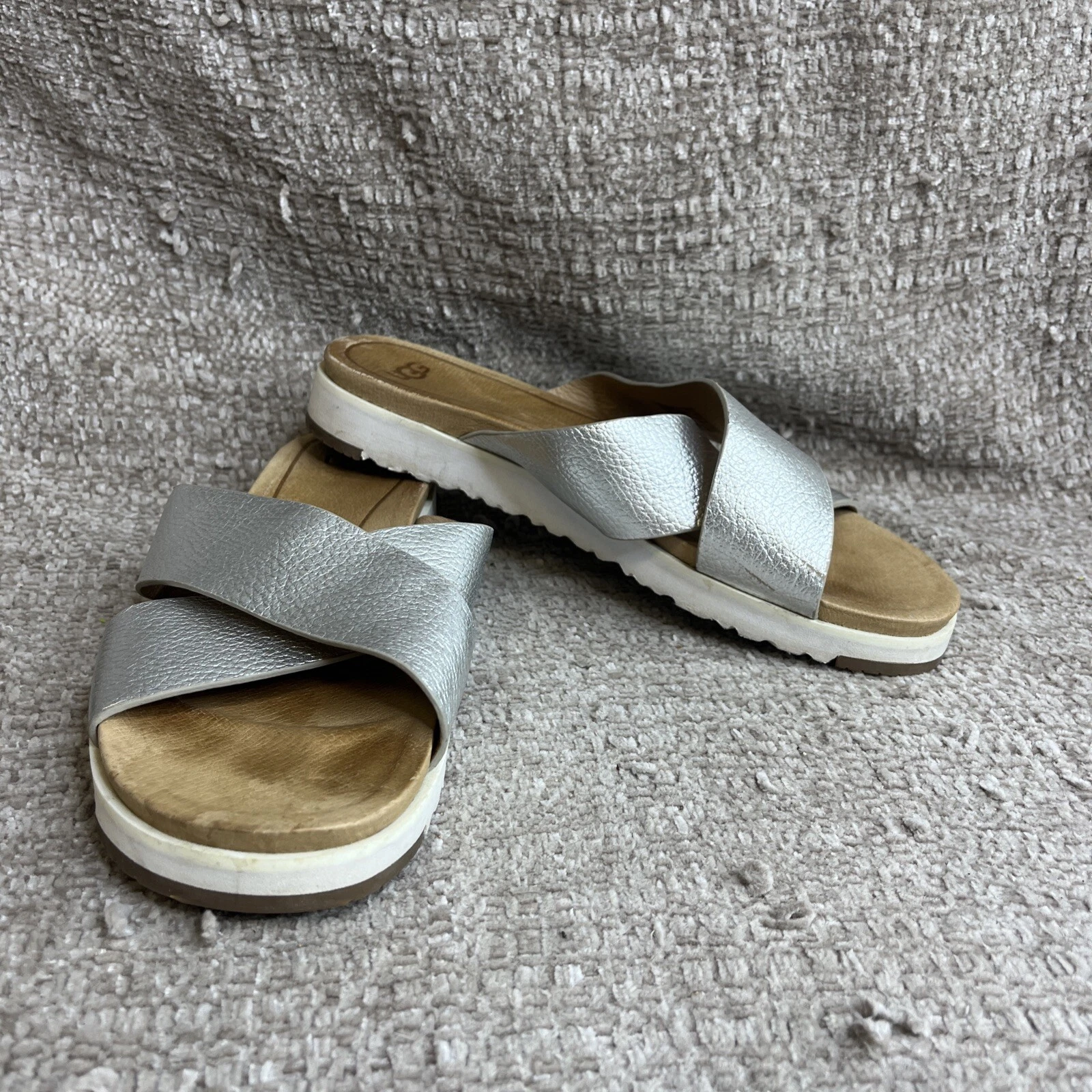 Sandali piatti Ugg Kari 1102911 da donna taglia 7 argento in pelle metallica slide