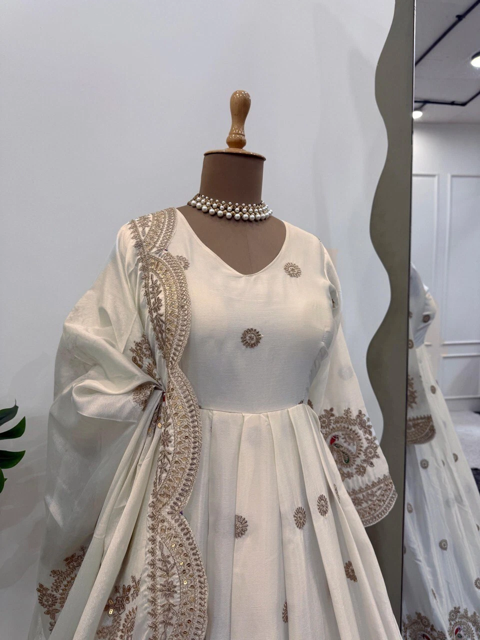 OFF WHITE Abito da sposa in seta chinon bianco sporco con dupatta per donna