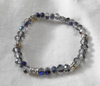 Violettes tschechisches Kristall Armband mit antiksilbernen Zwischenperlen, Stretch elastisch