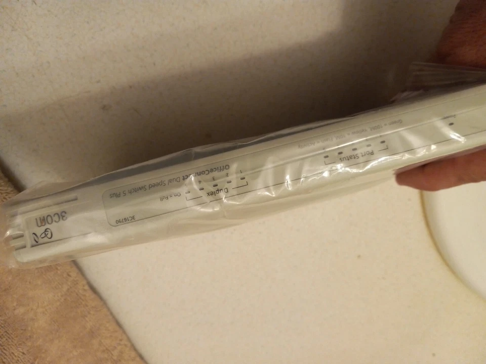 3Com  OfficeConnect (3C16790) Dual Speed Switch 5 Plus - New In Bag - Unit Only - Image 2 of 4