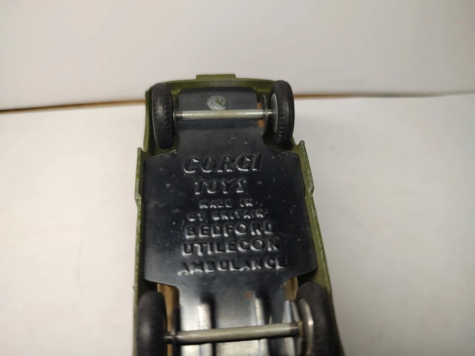 Ambulancia militar Corgi Bedford Foto 4 de 4