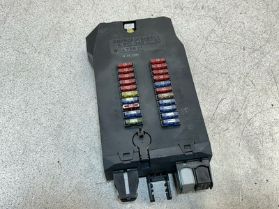 04-06 Mercedes Dodge Sprinter Main Fuse Relay Junction Box 9015400150