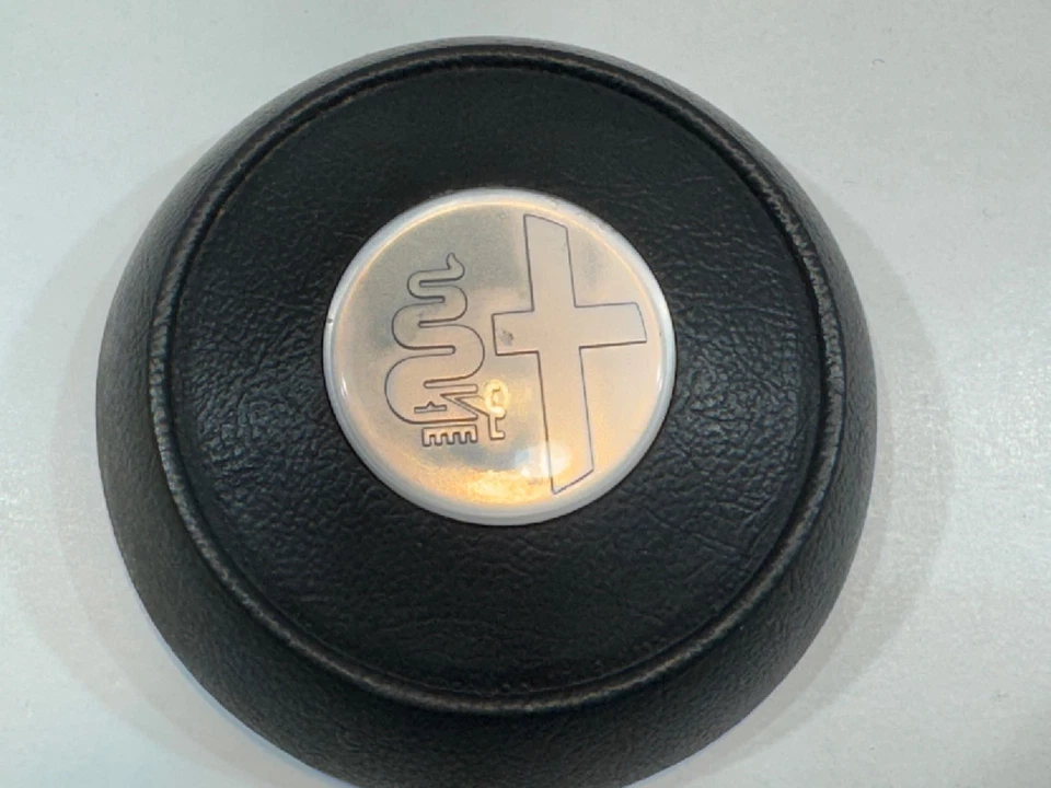 Alfa Romeo 1975-1981 Spider Veloce direção PRETO com logotipo prata fabricante de equipamento original 1 capa - Imagem 2 de 4