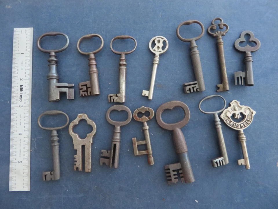 84 Antique old vintage keys. Blakey Collection. Cabinet rim piano lock, padlock. - Image 3 of 4