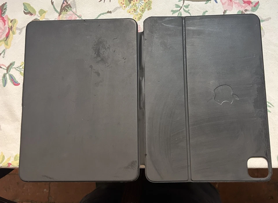 iPad Smart Keyboard Folio MXNK2B/A Compatible with 11-inch iPad Pro 1st 2nd Gen - Image 3 of 4