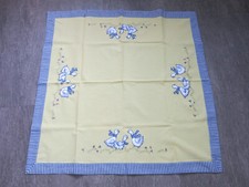 Mitteldecke, gelb, Rand blau-weiß kariert, Motive Gänse ,  76cm x 76cm