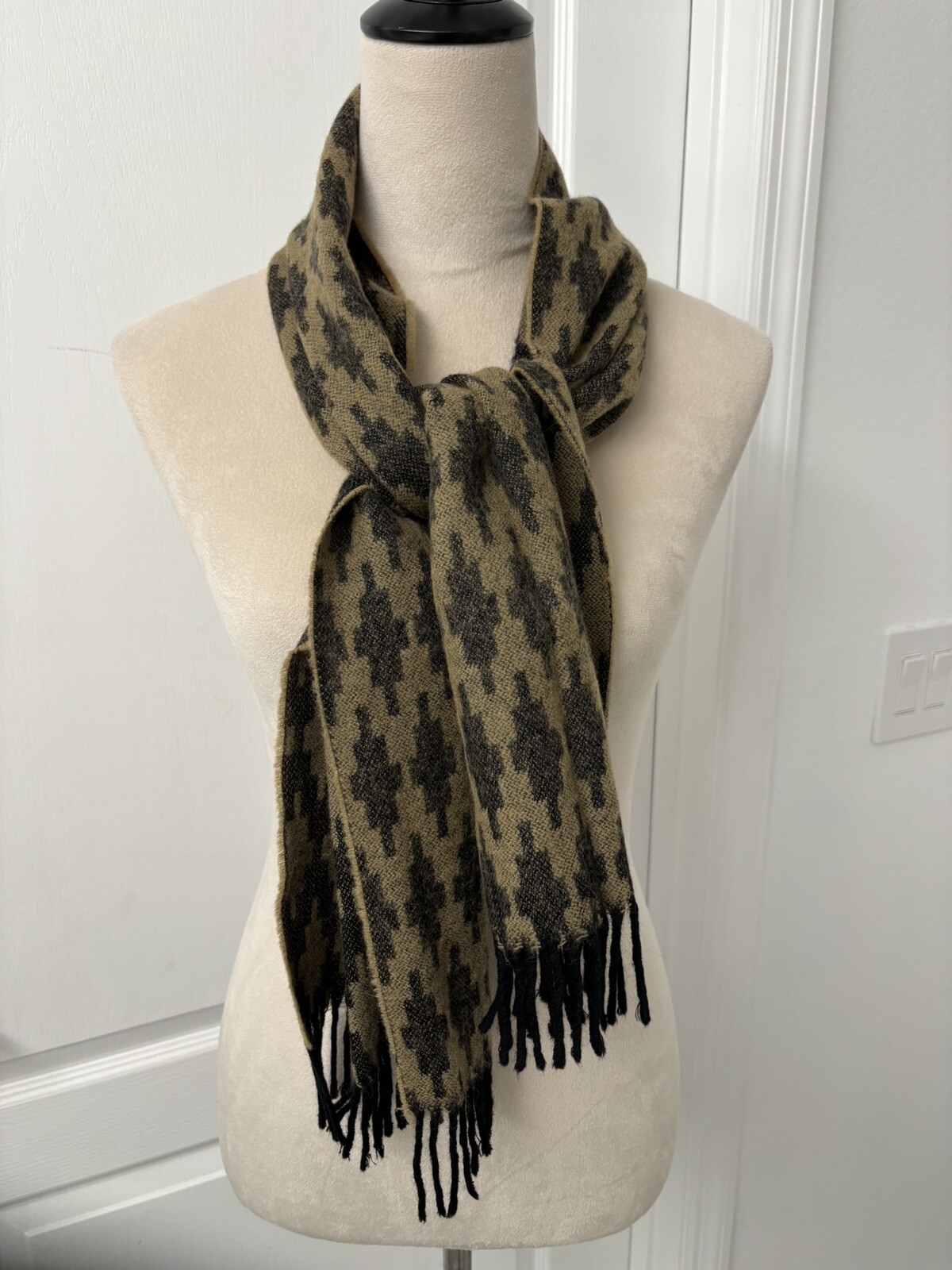 Superfine 100% Lambswool Geometric Pattern Scarf … - image 1
