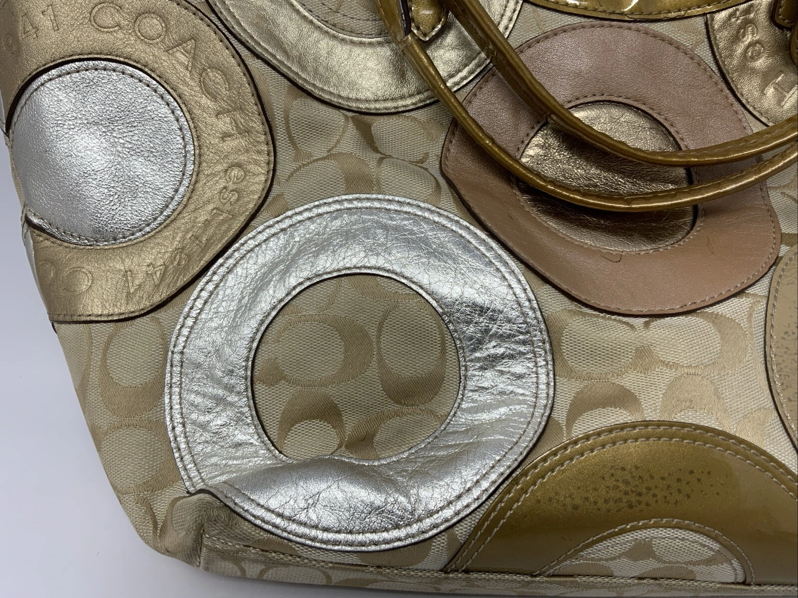 BORSA A TRACOLLA COACH CARLY PATCHWORK METALLIZZATA ORO MARRONE CHIARO PELLE MACCHIA SPORCA