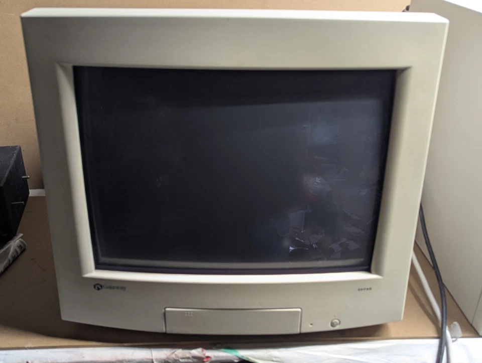 Gateway EV700 17" CrystalScan CRT Computer Monitor Retro Gaming - No Stand - Image 2 of 4