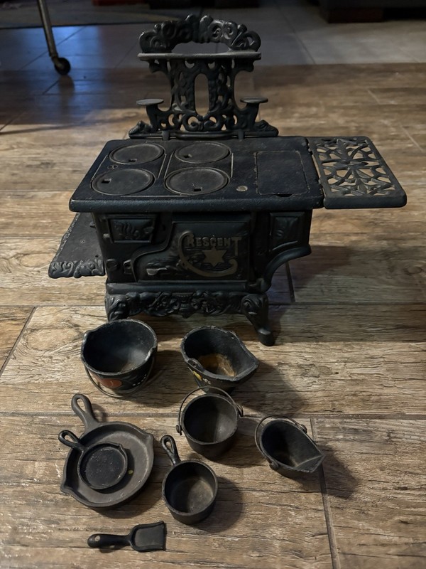 VINTAGE CRESCENT SALESMAN'S SAMPLE CAST IRON MINIATURE COOK STOVE W/ ACCESSORIES