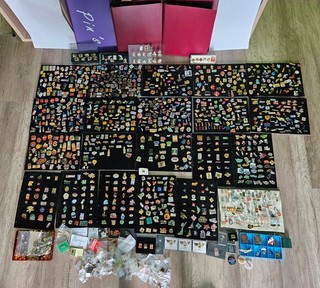 Pins. Anstecknadeln. Olympia. NBA. Fußball. Automarken... Über 1200 Stück.