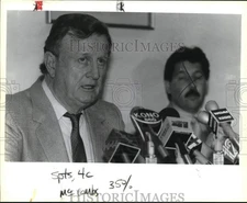 1988 Press Photo "Red" McCombs speaking at Spurs press conference, Texas