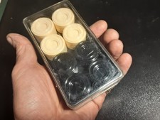 SCATOLA IN PLASTICA MAI APERTA CON PEDINE GIOCO DAMA 12 BIANCHI 12 NERI