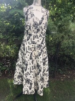 Elegantes weißes Kleid von Voodoo Vixen mit Schmetterlingen und Blumen Muster XL
