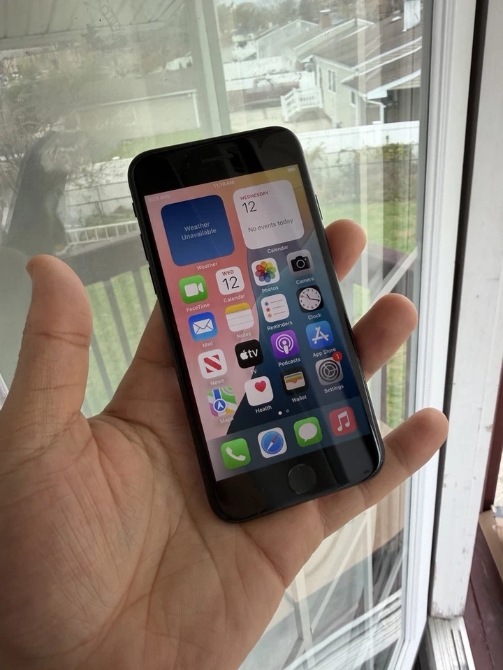 Apple iPhone SE (3rd Generation, 2022) Unlocked Smartphone - Image 2 of 4