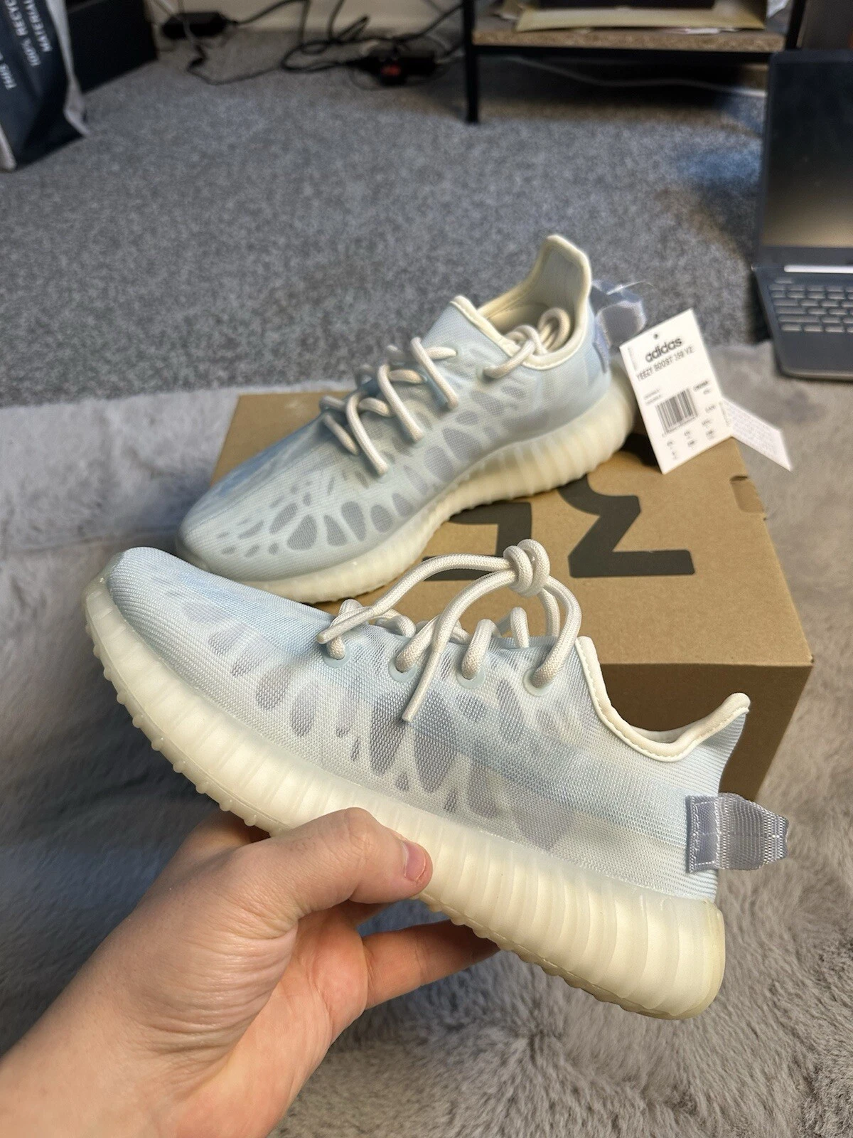 Adidas Yeezy Boost 350 V2 Mono Ice taglia UK 4.5 DS nuove di zecca