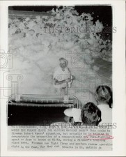 1965 Press Photo Fireman Robert Ayers Demonstrates Foam in Training Class, SC