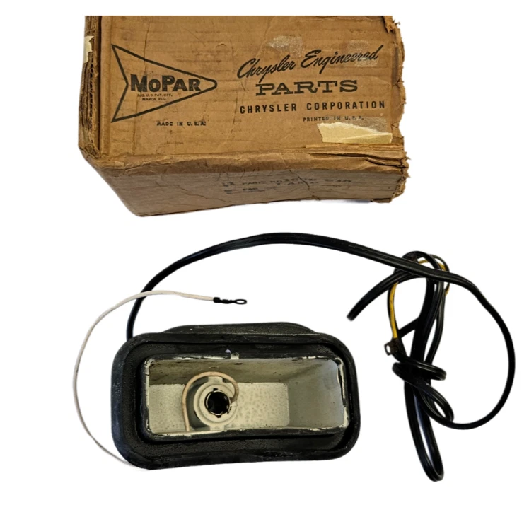 Conjunto de lámpara de estacionamiento izquierda Plymouth Plaza Belvedere Savoy 1956 1689818 nuevo en stock Foto 2 de 4