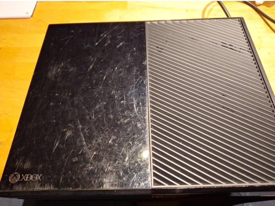 Microsoft Xbox One, Foto 1 von 4