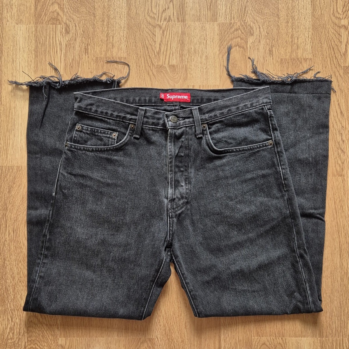 パンツ Supreme stone washed black slim jean Supreme Stone Washed Black Slim Jean (SS23) - $158