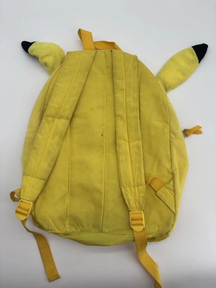 Mochila Pokemon Big Boys Peluche Pikachu 16"" Con Orejas con Cable, Amarilla Foto 3 de 4