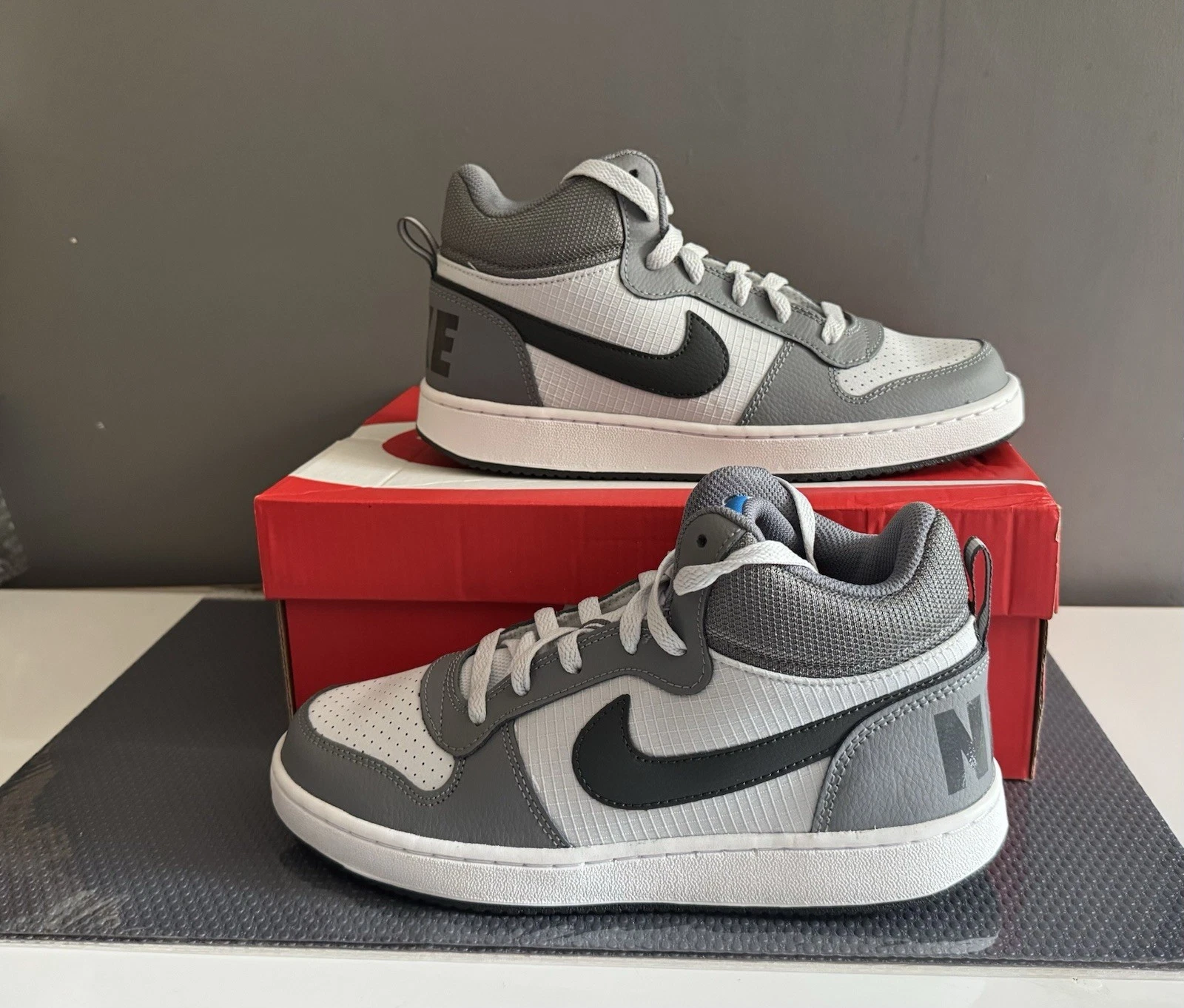 Nike Court Borough Mid GS UK taglia 5 5 grigio bianco antracite scarpe da ginnastica per bambini nuove con etichette