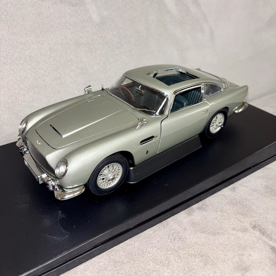 Aston Martin DB5 With Weapons Broken James Bond Version 007 AUTOArt 1/18 70021 - Immagine 2 di 4