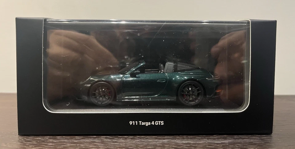 Porsche 911 Targa 4  GTS 992.2 Minichamps 1 43 JetGreenMetallic - Immagine 4 di 4