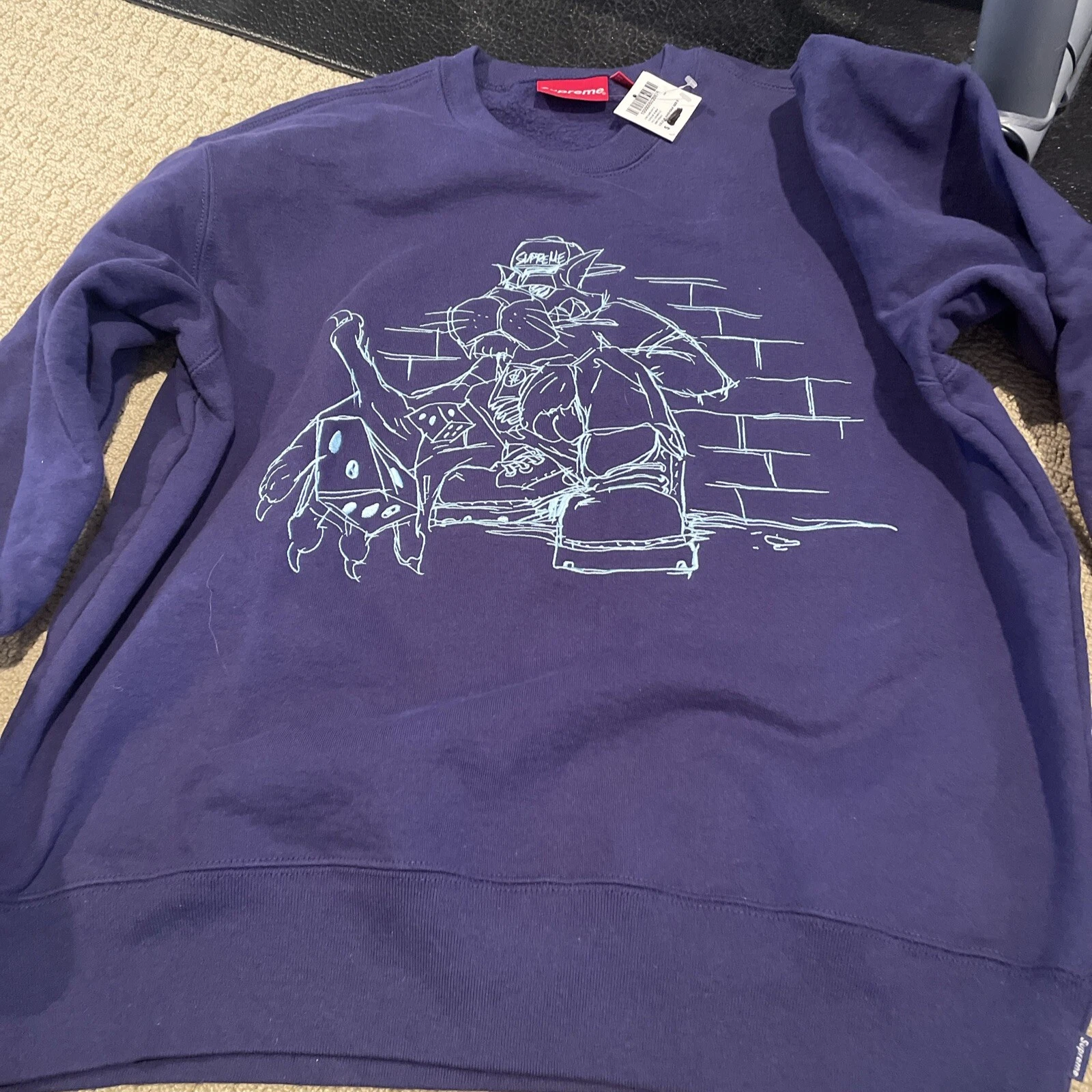sweat suprême avec étiquette en bleu en taille S