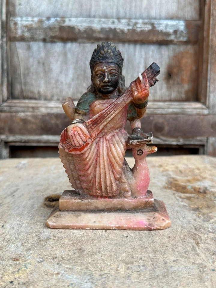 Antigua estatuilla de escultura de diosa hindú Sarswati de mármol hecha a mano Foto 2 de 4