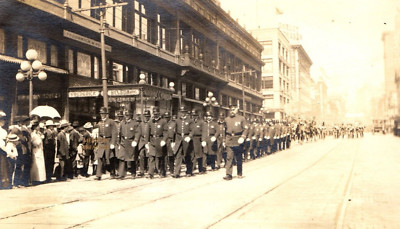 C.1920 SEATTLE, WA, FREDERICK & NELSON, POLICEMEN US FLAGS CROWD PARADE PHOTO F3