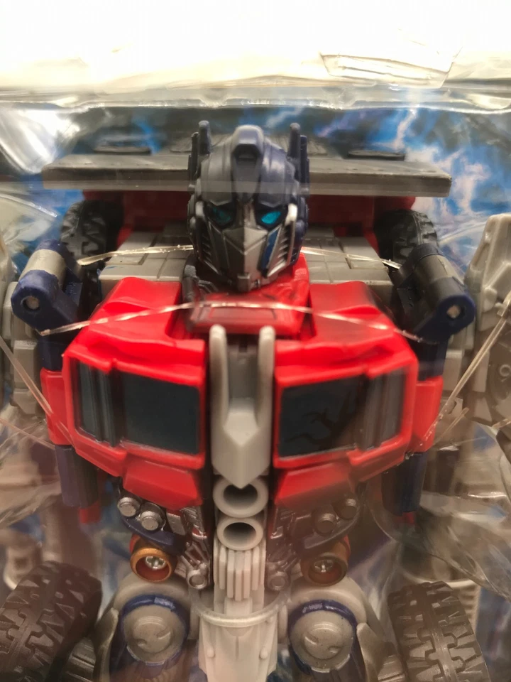 Hasbro Transformers Autobot Optimus Prime  Limited Edition Battle Damage MISB - Image 3 of 4