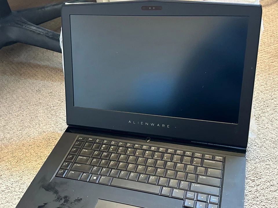 Portátil para juegos Alienware 15 R3 Intel Core i7-7HQ CPU 2,80 GHz (negro)  Foto 2 de 3