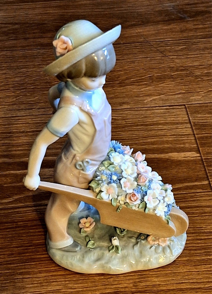 Lladro 花を持つ子供の像 N. 1.283 【公式通販】