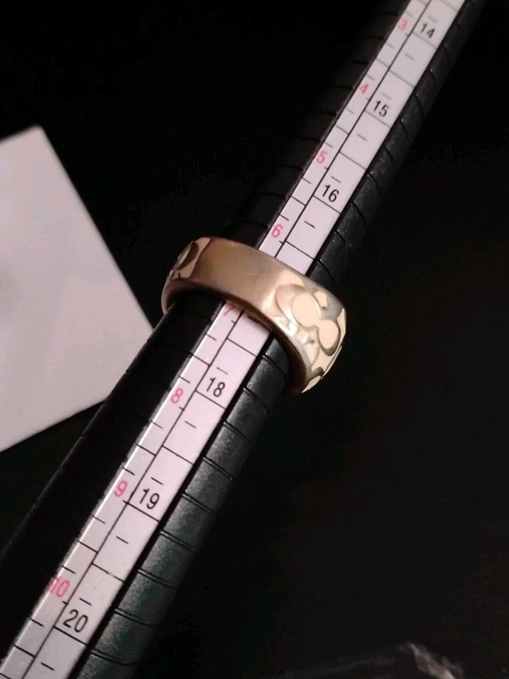 Anillo Diseñador COACH Talla 6.75" "Miranda" Logo C Esmalte Crema, ¡COMO ESTÁ Usado! Foto 4 de 4