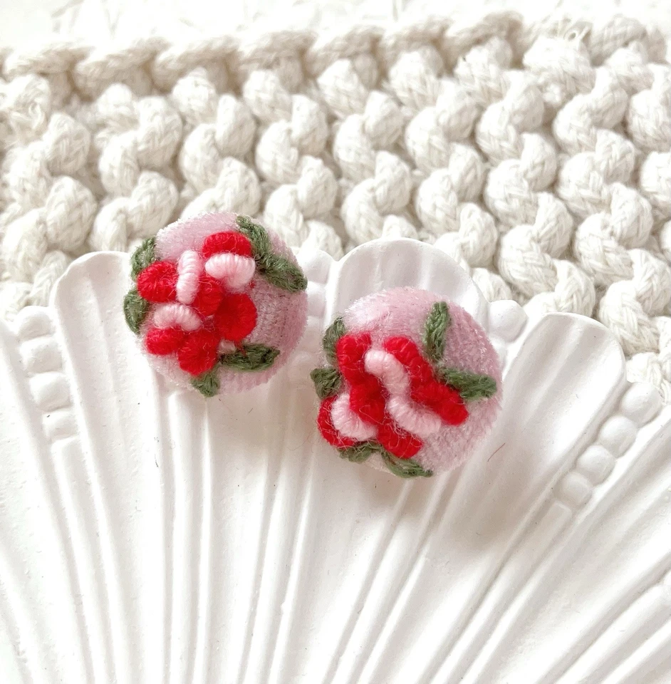 2pcs 18mm Pink red flower embroidered velvet   fabric covered shank buttons - Image 3 of 3