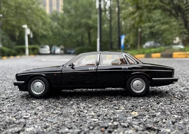 Almost Real AR 1:18 Jaguar XJ6 XJ40 Diecast Model Car Gifts Display Black/White - Image 2 of 4