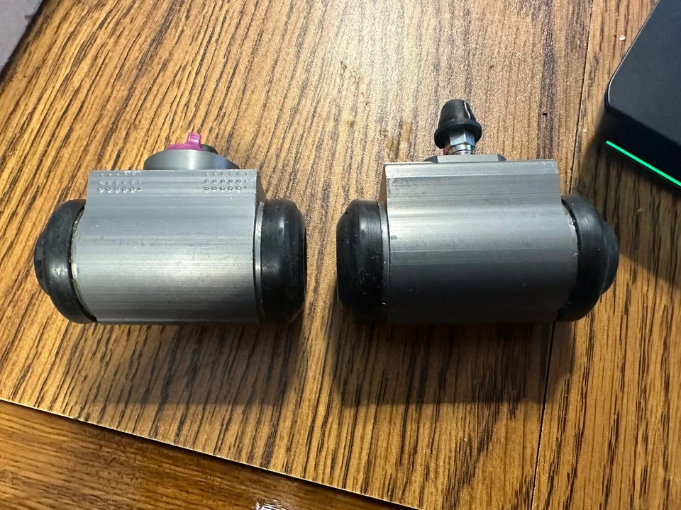 Conjunto de cilindro de rueda Mopar genuino X2 68283193AA 2015-22 RAM PROMASTER CITY Foto 3 de 4