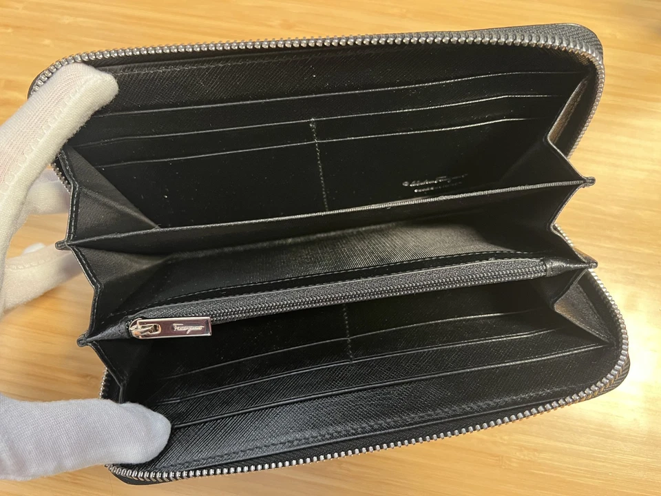Carteira longa Salvatore Ferragamo preta com zíper Saffiano autêntica - Imagem 4 de 4