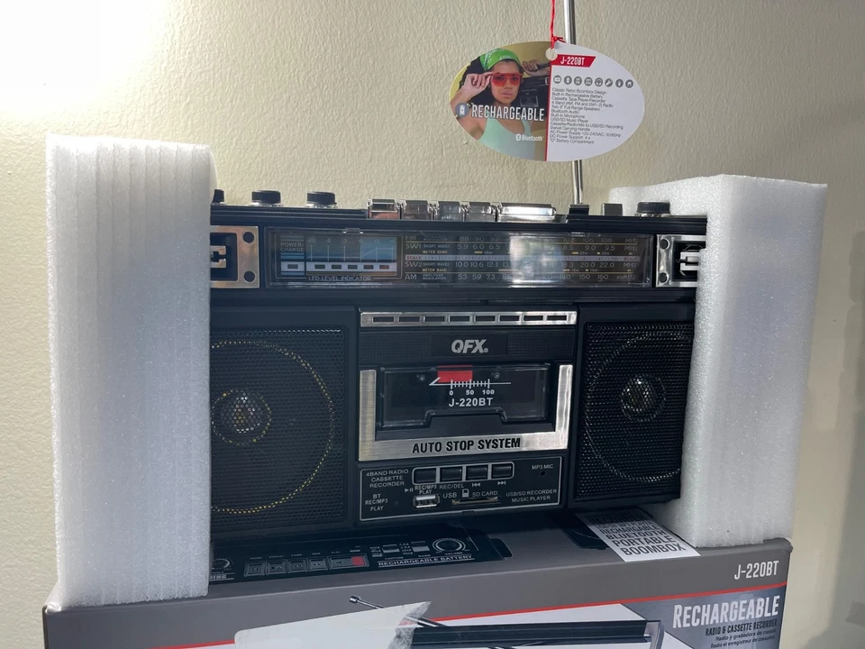 QFX J-220BT Boombox Rojo - Cassette, Bluetooth, Convertir MP3, Radio 4 Bandas Foto 3 de 4