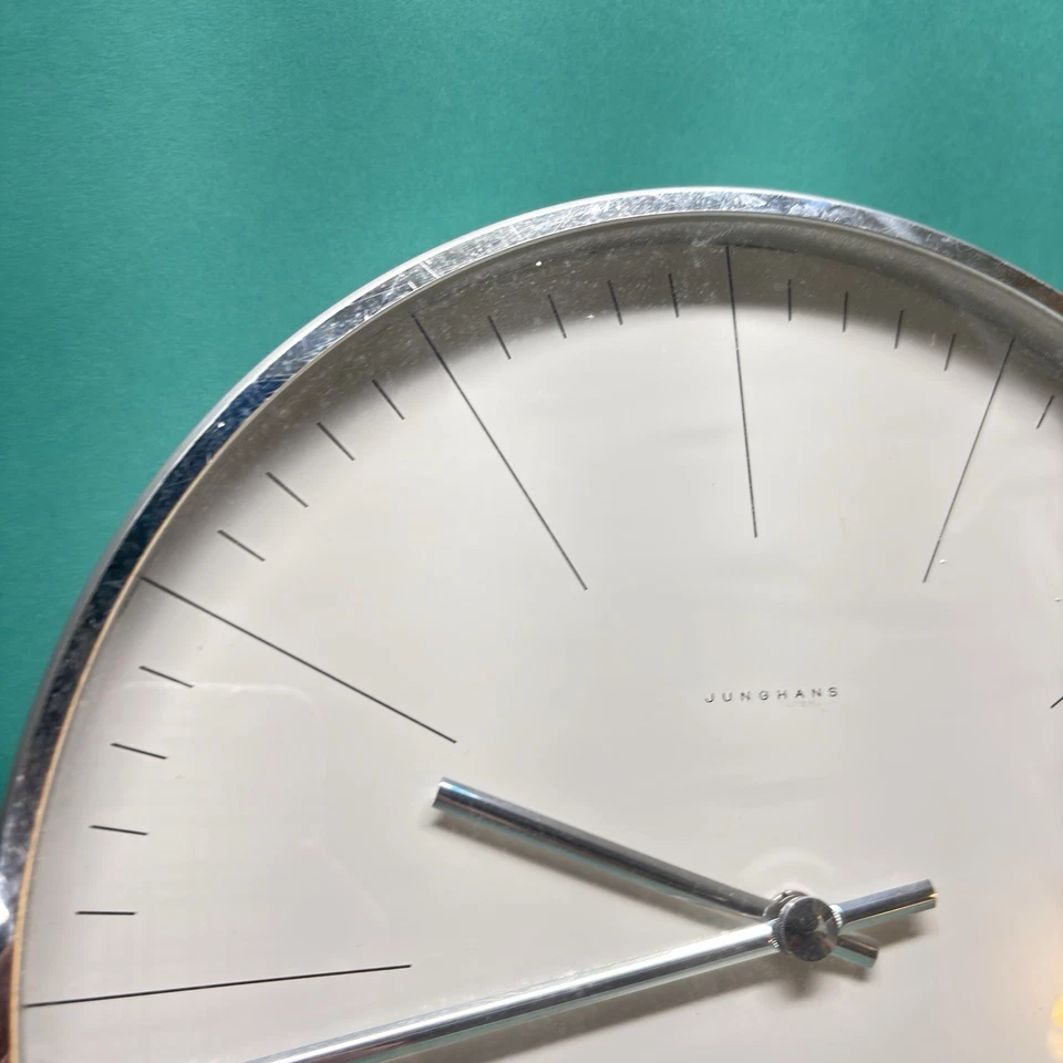 Relógio de parede JUNGHANS 367 diâmetro máximo nota 10” quartzo alguns arranhões na borda - Imagem 2 de 4