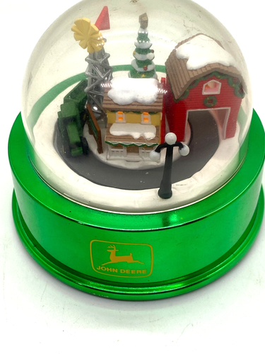 John Deere Holiday Globe, Bauernhofszene und Traktor mit Wagen. Lichter & Traktorarbeiten