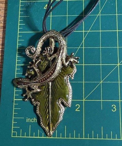 Chico's Gecko Lizard Leaf Pendant Necklace Green Enamel Gold Tone Adjustable - Picture 7 of 7