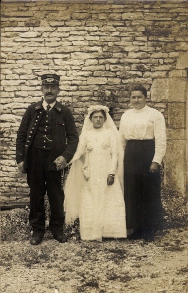 Foto Ak Mädchen in weißem Kleid mit Eltern, Portrait, Kommunion - 4850411