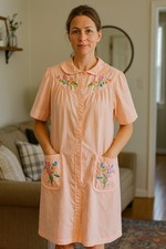 Vintage Pink Embroidered Housecoat Peignoir Duster Robe Button Front Floral Pock