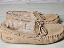 UGG Women  s Size 7 Beige Dakota Moccasin Sheepskin Slippers SN 5612 Used Indoors